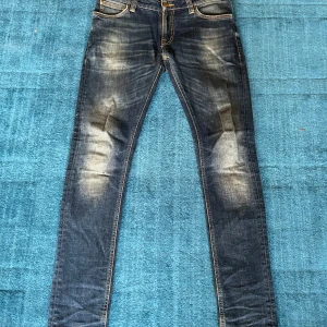 Nudie jeans - Mörkblåa slim-fit jeans från Nudie. Jätte fin tvätt och nästan helt oanvända. Storlek 31/32.  