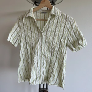 Randig skjorta - Säljer en supersöt kortärmad skjorta från Etro i storlek 38. Skriv gärna för fler bilder och vid frågor, köparen står för frakt. Pris kan diskuteras! 💕