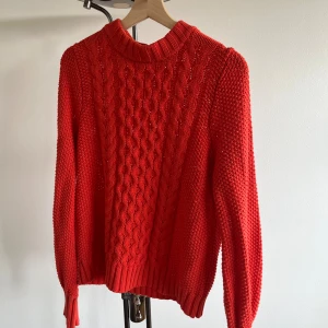 Röd stickad kabeltröja från Gant - Riktigt snygg röd stickad tröja med kabelstickat mönster framtill och grovstickade ärmar. Perfekt nu till höst! Tröjan har en hög ribbad krage och långa ärmar, perfekt för kyligare dagar. Nypris 1300 kr. Enkel att styla med jeans eller kjol.Skriv gärna för fler bilder och vid frågor, köparen står för frakt. Pris kan diskuteras! 💕