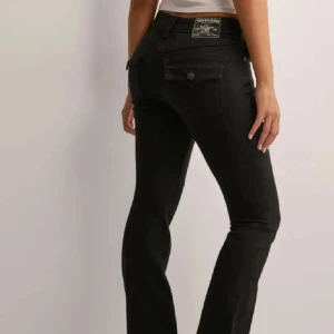 Svarta jeans från True Religion -  Svarta jeans från True Religion jätte fint skick,dessa går inte att köpa längre där av priset💞storlek w25💞
