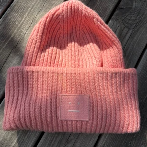 Rosa mössa från Acne Studios - Mössan är tidigare köpt här på Plick och är ganska liten i storlek, den har även två fläckar som ej går bort, därav priset💕