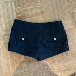 Lågmidjade shorts - Lågmidjade svarta shorts korta med gulddrtaljer. Köp gärna💕