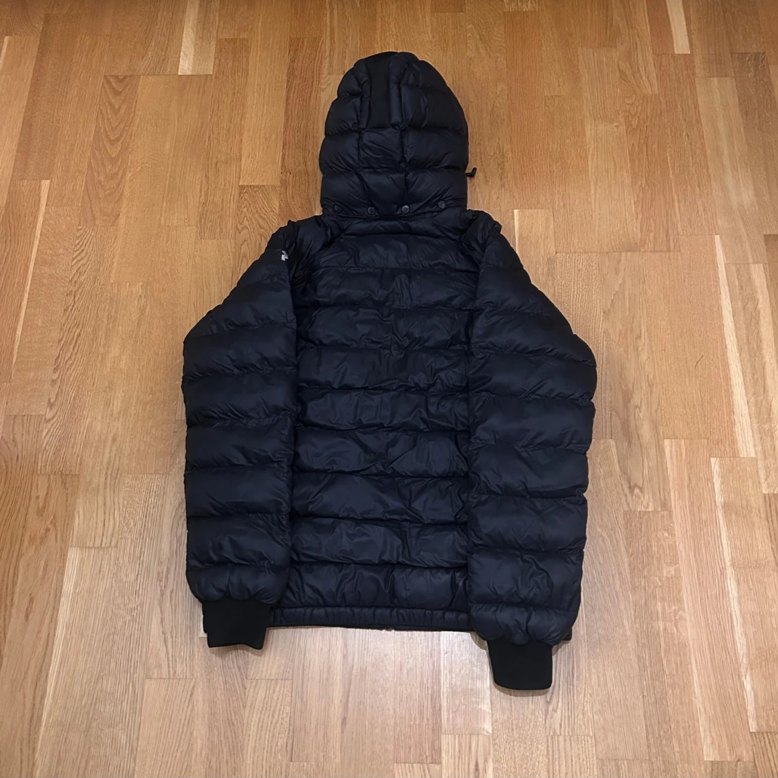 Svart dunjacka Peak Performance 170 - 1