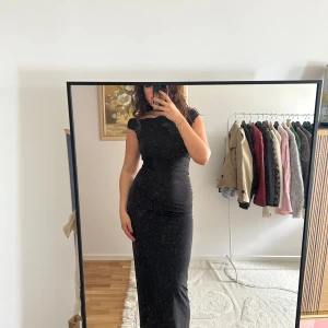 Svart långklänning  - Supersnygg svart långklänning från SHEIN i storlek M. Klänningen har en tight passform, och är offshoulder. Materialet är mjukt och stretchigt, perfekt för att framhäva figuren. 