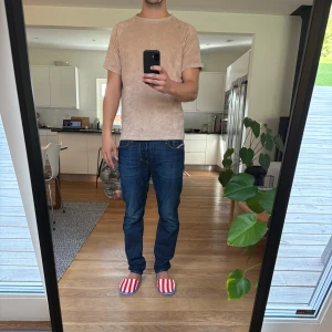 Beige frotté t-shirt från Aveny - Snygg beige t-shirt från Aveny i mjuk frotté. Modellen är klassisk med rund hals och korta ärmar, perfekt för chill dagar. Materialet har en skön textur som ger en avslappnad vibe. Passformen är normal och färgen är neutral, vilket gör den enkel att matcha med jeans eller shorts.