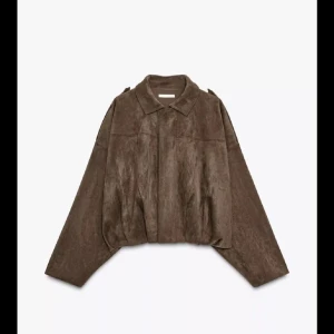 Brun mocka bomberjacka oversized - Säljer denna populära slutsålda mockajacka från Zara. I storlek s. Kan förhandla om pris. 💖en brun oversized bomberjacka i mjuk mocka-look. Jackan har klassisk krage, långa ärmar och stängs med knappar framtill. Perfekt för dig som gillar en chill och trendig stil med lite extra volym i ärmarna. 