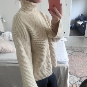 Beige, oversized polo - Jättefin oversized polotröja från HM. Storlek S men passform snarare som M❣️