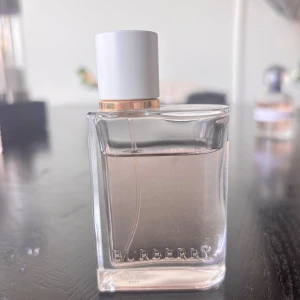 Burberry Her parfym - 30 ml flaska, ca 25 ml kvar. 