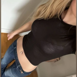 Genomskinlig tröja - Svart genomskinlig T-shirt, den är väldigt tunn (se bild 3). Tröjan är från h&m och i storlek xxs💕