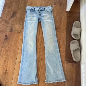 Bootcut ljusblå jeans från Cheap Monday - Populära jeans från Cheap Monday. Endast använda en gång. Storlek 27/32. Skulle säga att dem är en aning små i modellen