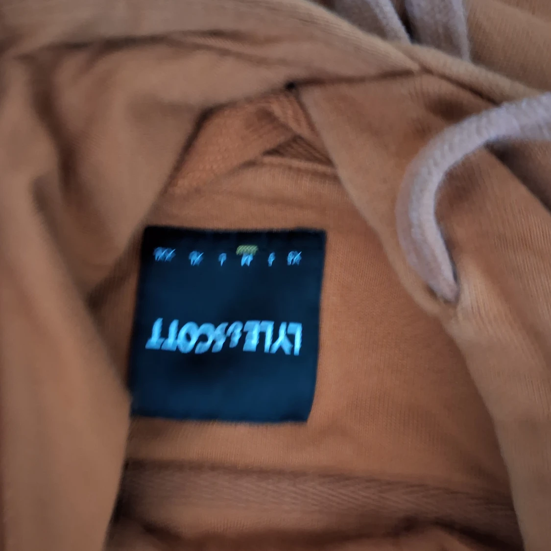 Brun hoodie från Lyle & Scott - 2