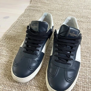 Valentino flycrew  -  Säljer dessa riktigt snygga Valentino  flycrew i storlek 41 men sitter en storlek större som en 42 | alla nitar finns kvar förutom en | valentino box och dustbag och extra snören medkommer vid köp