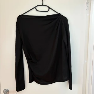 Svart långärmad topp  - Svart långärmad topp från SHEIN i storlek S. Den har en scrunch i sidan och vid axeln. Tröjan är aldrig använd. 