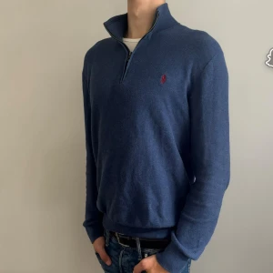 Ralph Lauren Tröja - Hej säljer nu min fina Ralph Lauren tröja i storlek M. Den är i nyskick och kommer vara super snygg inför hösten. Nypris ca 2500kr! Glöm inte följa