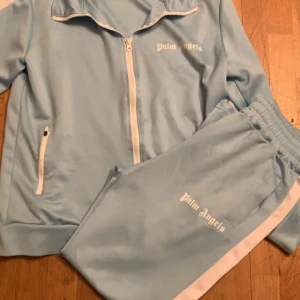 Palm Angels ljusblå sett - Palm Angels sett ljusblå/baby blå använt 5gånger max(typ) nya. Passar både M och S