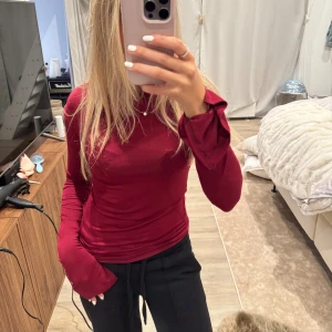 Mörkröd långärmad topp - Säljer en supersnygg röd långärmad topp💘💞. (Den har en slits längst ner på armarna)