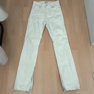 Vita jeans från g perfect jeans, strl 36 - Snygga vita jeans från g perfect jeans i storlek 36. Modellen har raka ben med slits och råa kanter nertill för en cool look. Klassisk femficksdesign och hög midja. Perfekta till sneakers eller boots.