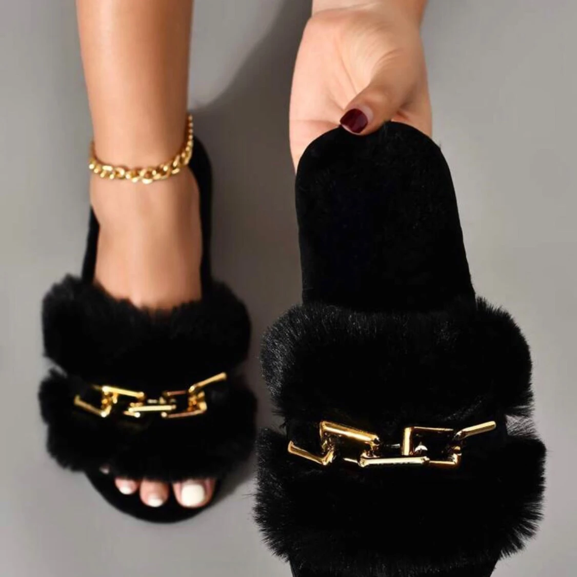 Svarta sandaler med fuskpäls och gulddetalj