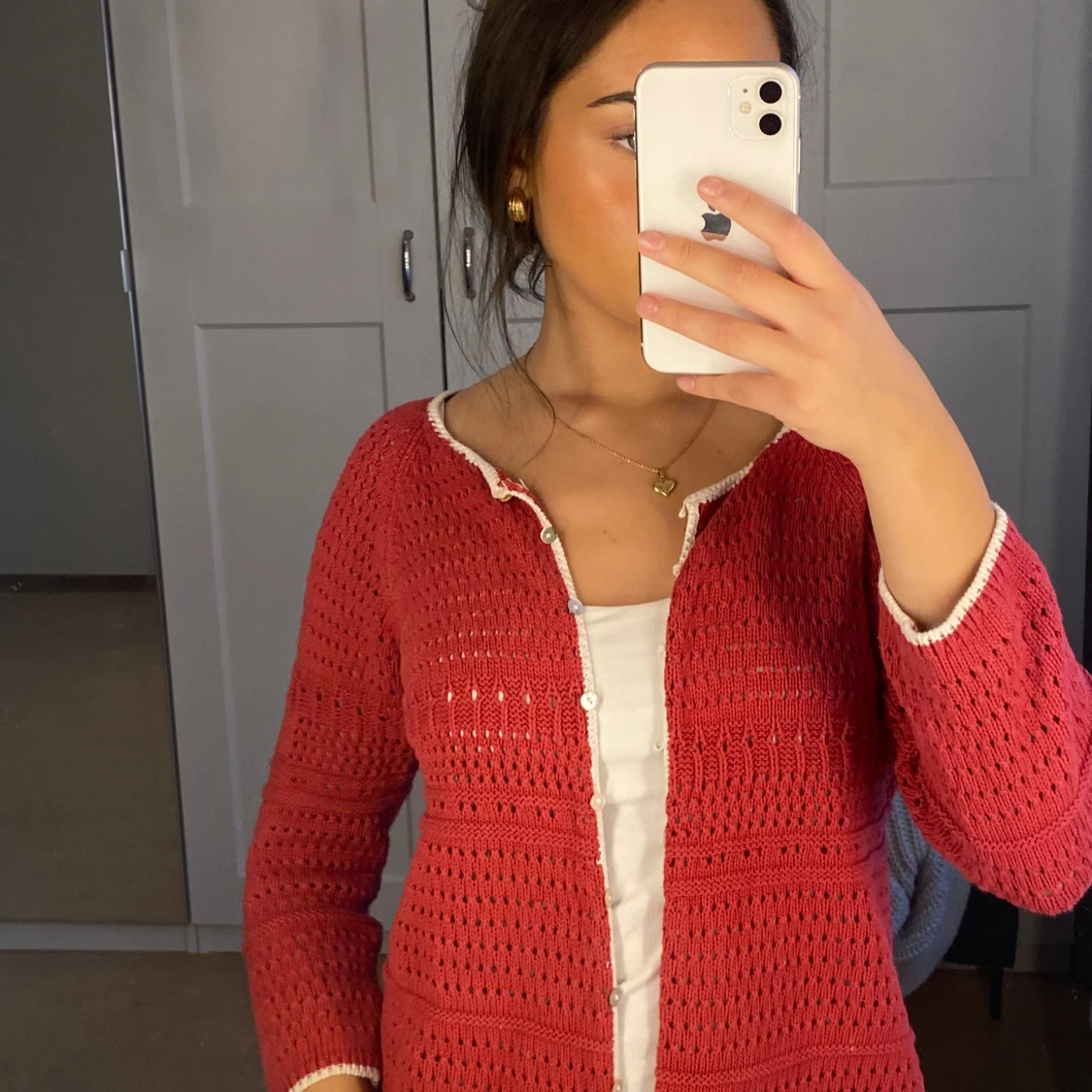 Röd/rosa kofta från Rabalder med vita detaljer - 1