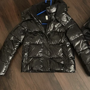 Svart glansig pufferjacka från Calvin Klein - Snygg och trendig svart glansig jacka från Calvin Klein💞 perfekt nu till kallare höst och vinter!  den är köpt för 1000 nått💞 kom Priv för mer bilder eller frågor!