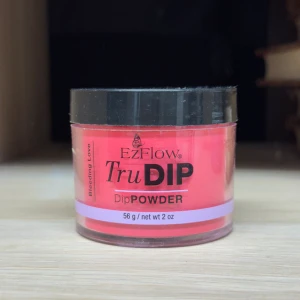EzFlow TruDIP Dip Powder Bleeding Love - EzFlow TruDIP Dip Powder i färgen Bleeding Love är ett dipping powder för naglar i en intensivt neonrosa nyans. Kommer i en rund plastburk på 56 g. Har lite repor/damm  på förpackningen pga att den legat bland öppnade burkar, men inga problem med produkten. 