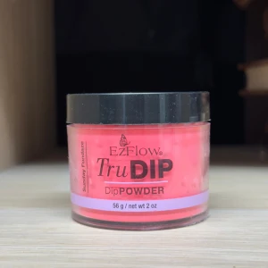 EzFlow TruDIP Dip Powder rosa - EzFlow TruDIP Dip Powder i färgen Sunday Fundaze är ett dipping powder för naglar i en intensivt rosa nyans. Kommer i en rund plastburk med svart lock och rymmer 56 g. Har lite repor/damm på förpackningen pga att den legat bland öppnade burkar, men inga problem med produkten. 