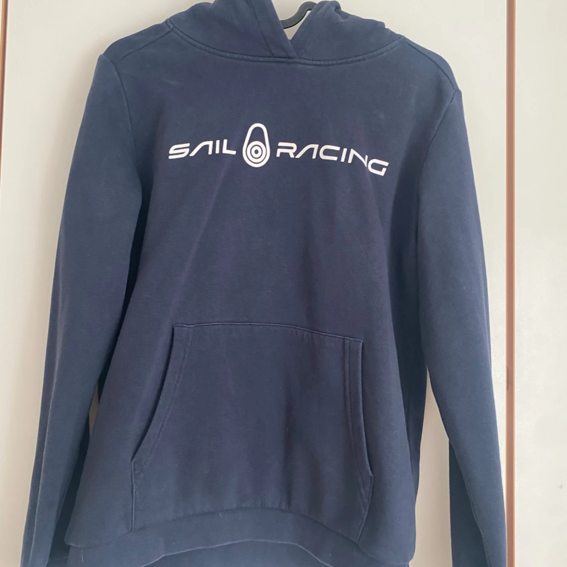 Mörkblå hoodie från Sail Racing