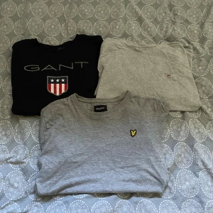 3-pack t-shirts GANT & Lyle & Scott - Säljer nu 3st T-shirts från Gant & Lyle & Scott. Sparsamt använda och därmed i bra skick. Mitt pris: 159kr för alla 3. Storlek 164 men sitter som XS.        Vid frågor och funderingar, tveka inte att höra av dig.
