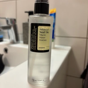 COSRX Advanced Snail 96 Essence - COSRX Advanced Snail 96 Mucin Power Essence i genomskinlig plastflaska med pump, 100 ml. Innehåller 96% snigelsekret för återfuktning och glow. Perfekt för dig som vill ha en mjuk och återfuktad hud. Lätt, geléaktig konsistens som snabbt absorberas.