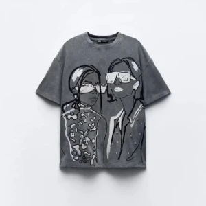 Cool Zara T-shirt  - Säljer nu denna otroligt coola tröjan från Zara storlek S 