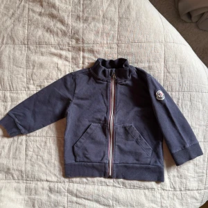 Moncler mörkblå cardigan - Moncler mörkblå cardigan Storlek: 12-18 mån (80cm)