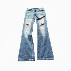Intressekoll! - Intressekoll på mina sjukt snygga sällsynta blue queen jeans med blåa kronor på låret och Ibak,🩵skriv till mig privat vad för pris ni är villig att ge, dom är mindre i storlek skulle säga en liten 38/ en lite större 36. Midjemått= 38cm innerbenslängd= 88cm. 🪽
