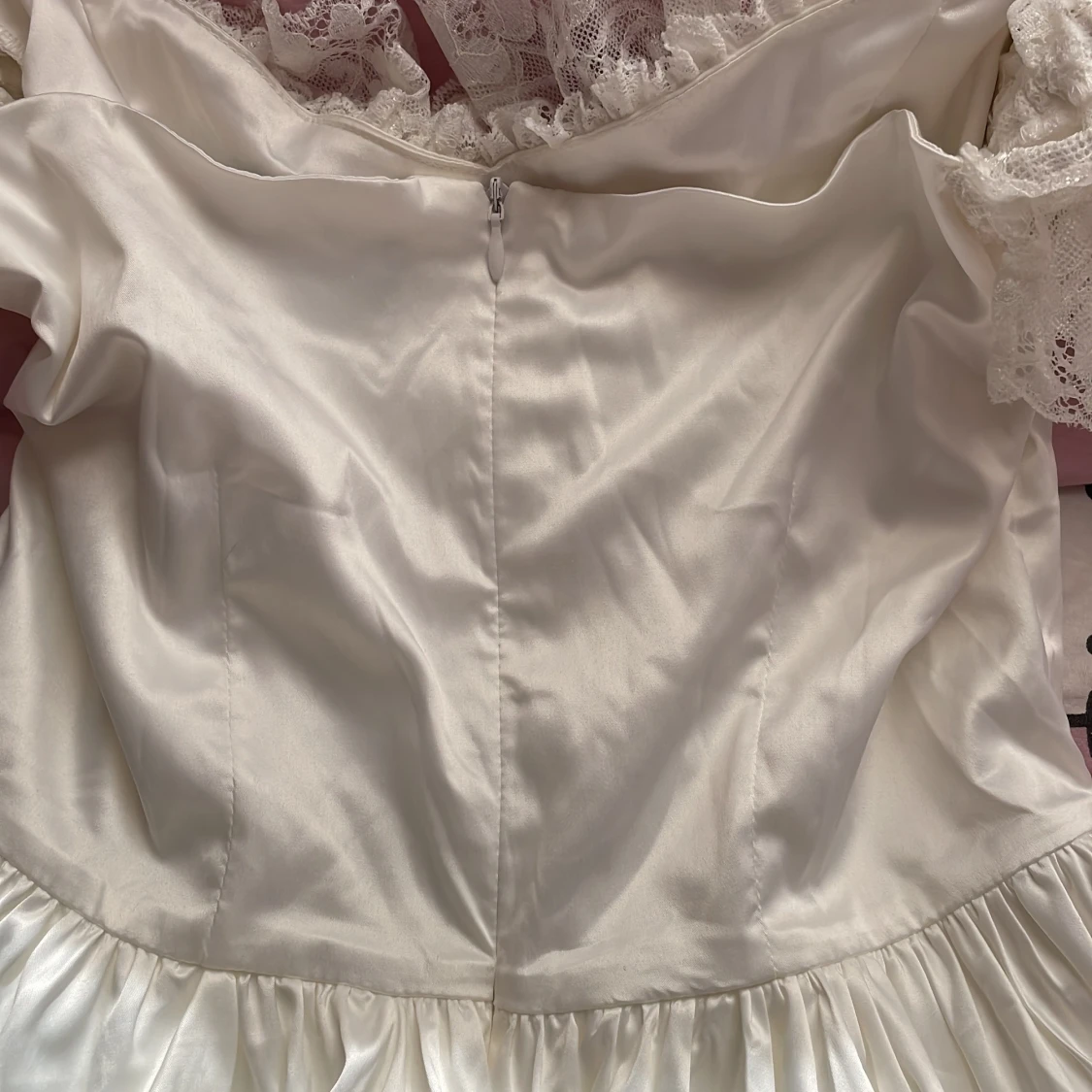 Vit offshoulder klänning med spets - 2