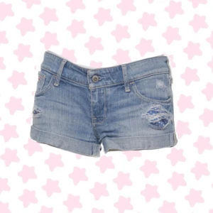 Blå jeansshorts från Hollister - Snygga ljusblå jeansshorts från Hollister med slitna detaljer och lite unika detaljer. Pris kan diskuteras❣️