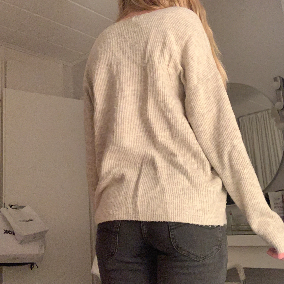 Beige ribbad stickad tröja v-ringad - 2