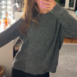 Mörkgrå stickad tröja  - Stickad tröja från Zara💖Storlek L men passar bra på mig som vanligtvis har M