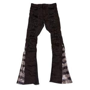 Svarta bootcut jeans med ormmönster - Unika svarta jeans med bootcut och slitna detaljer framtill. Byxbenen har inslag av glansigt ormmönstrat tyg längs utsidan, vilket ger en riktigt edgy vibe. Perfekta för dig som vill sticka ut med din stil.  Storlek 30x32