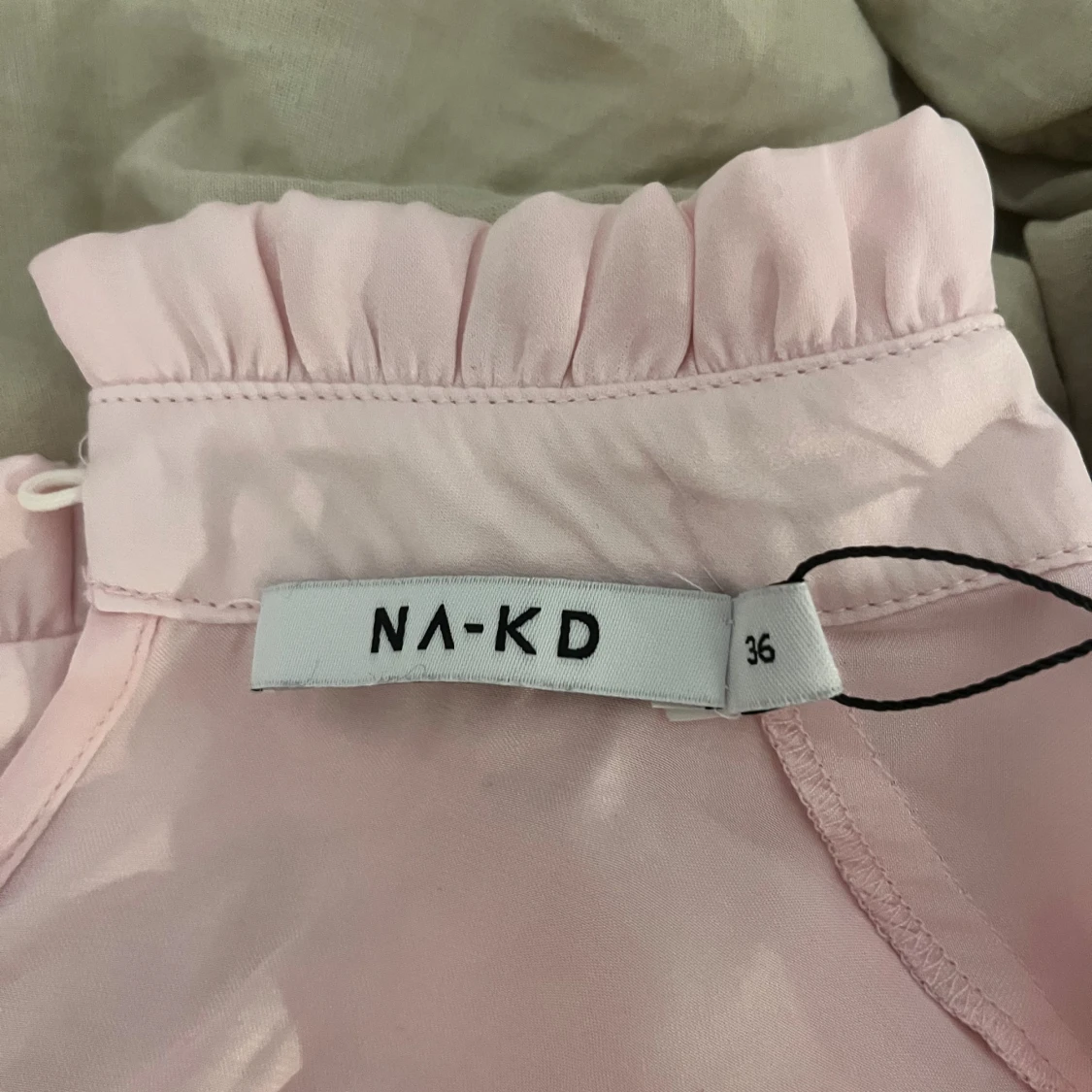 Ljusrosa blus med volang från NA-KD - 2