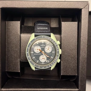 Omega x Swatch Speedmaster Moonswatch - Säljer en Omega x Swatch Speedmaster Moonswatch ”Mission to earth”!  Knappt använd!