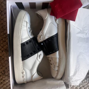 Valentino skor, svart rand med nitar  - Slitna i hälen annars jättefina, har tappat några nitar på insidan och nån på utsidan men går att köpa till extra, annars inget man tänker på.