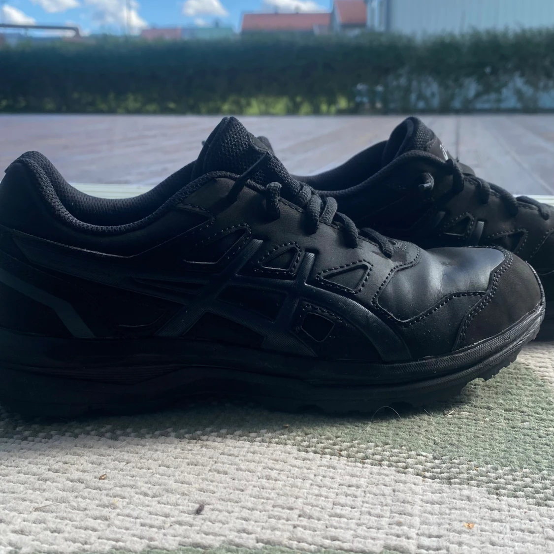 svarta asics