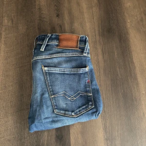 Blå Replay jeans  - Säljer dessa snygga blåa replay anbass byxor | Dem är i ett rätt användt skick och har ett litet hål mellan benen | Storlek W31 L32 i skönt strechigt material😀                                                                              Tveka inte på att skriva vid ytterligare frågor😁