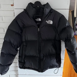 The North Face retro nuptse dunjacka  - Skön & snygg jacka från The North Face. Nypris 3095 