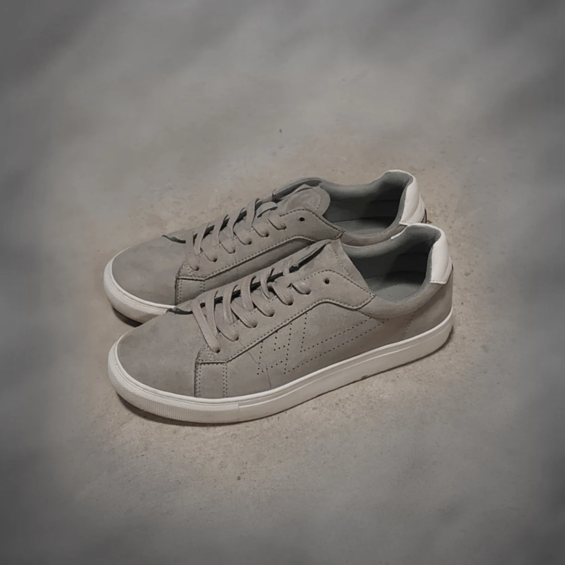 Grå skor med vit detalj - 1