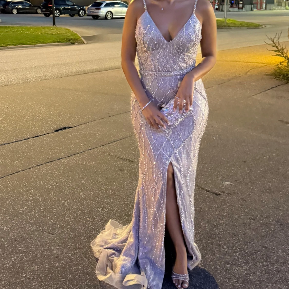 Glittrig långklänning med pärldetaljer