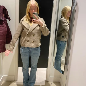 Ljusblåa jeans  - Säljer ett par ljusblåa jeans då de inte kommer till andvåndning, det är andvända men det är i fint skick och inga slitningar på.  Det är ca 83cm i inerbens mått💕skriv om mer frågor eller bilder!