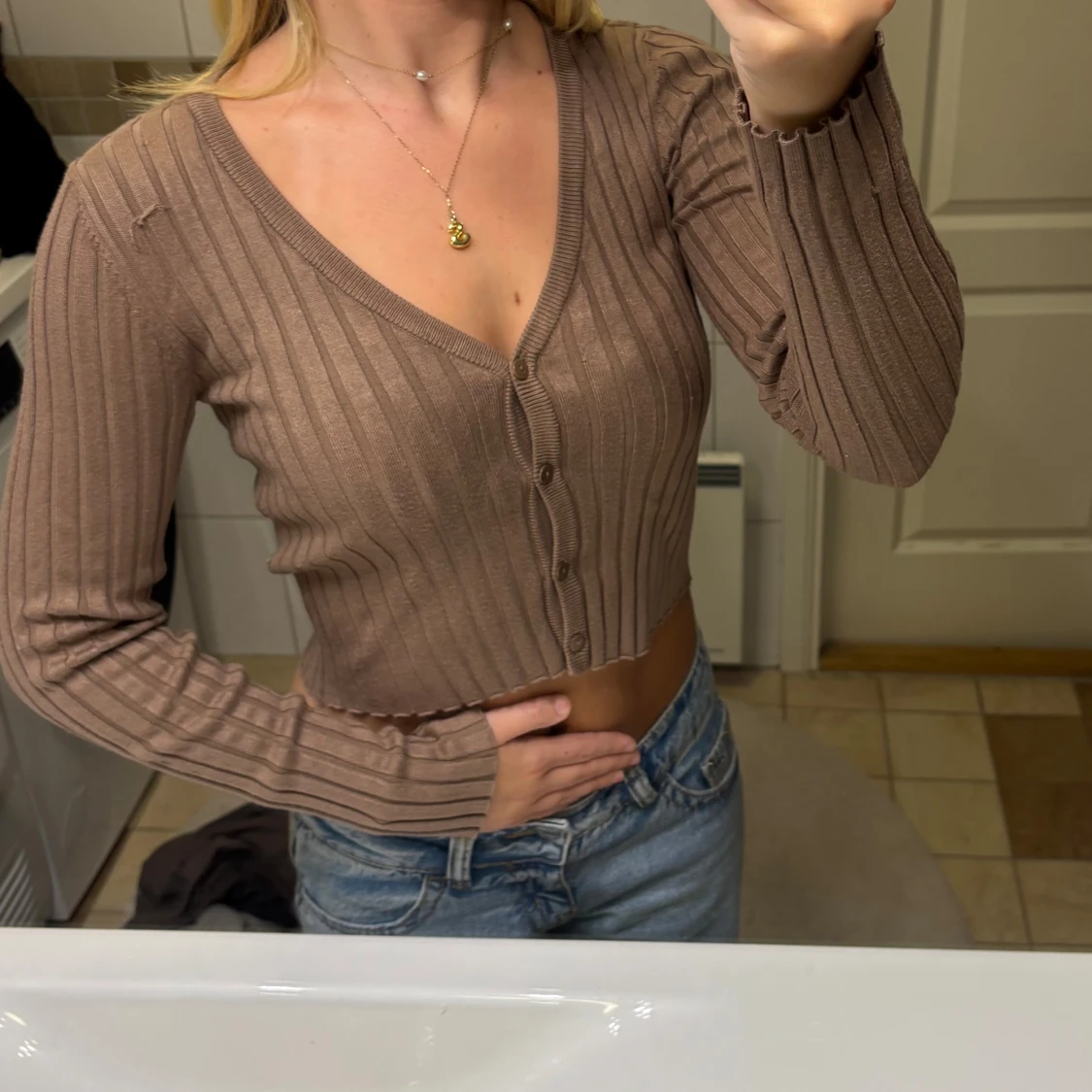 Ribbad croppad kofta i beige