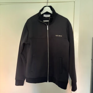 Svart zipjacka från Les Deux - Svart jacka från Les Deux med hel dragkedja och ståkrage. 