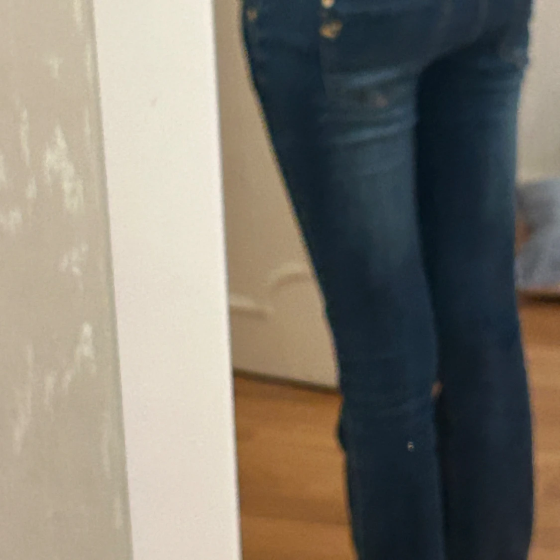 Blå bootcut jeans med låg midja