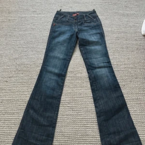 Mörkblå bootcut jeans från G-Star - Snygga mörkblå jeans från Gant med bootcut passform och klassiska femficksdetaljer. Jeansen är lågmidjade. Bra skick på byxorna inga håll eller likande. 